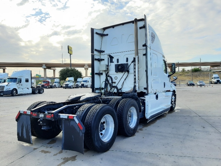 2022 Freightliner Cascadia in Dallas, TX — photo 7