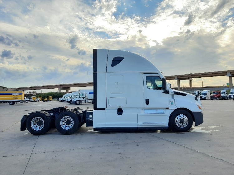 2022 Freightliner Cascadia in Dallas, TX — photo 8