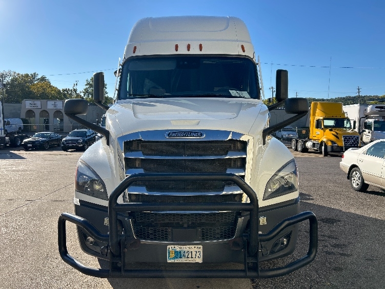 2022 Freightliner Cascadia in Oakwood Village, OH — photo 2