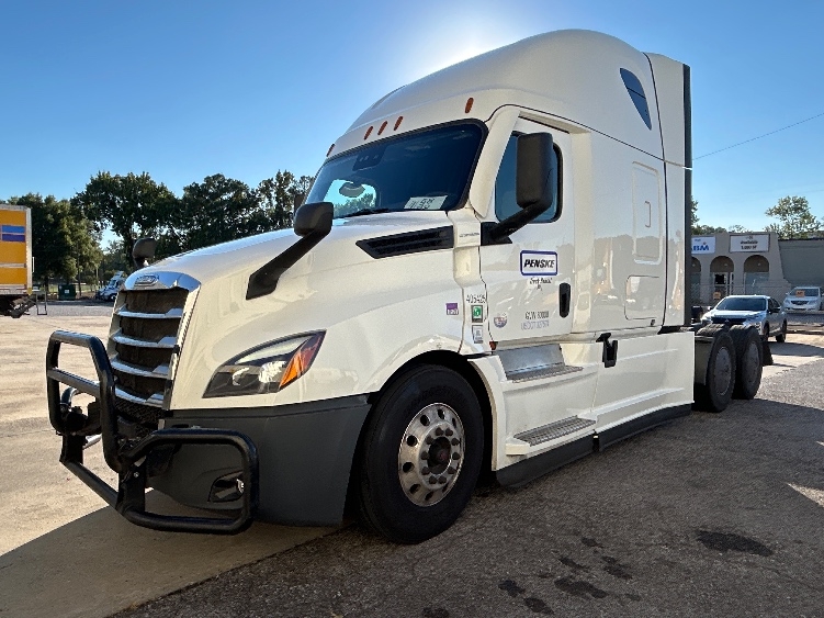 2022 Freightliner Cascadia in Oakwood Village, OH — photo 3