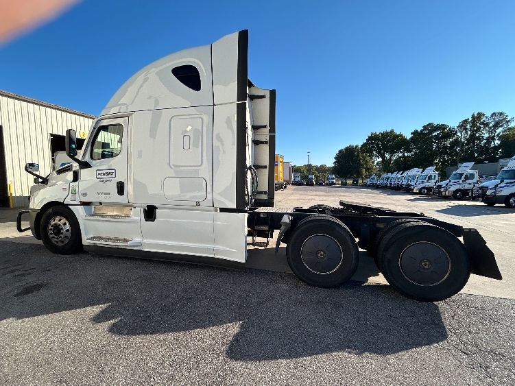 2022 Freightliner Cascadia in Oakwood Village, OH — photo 4