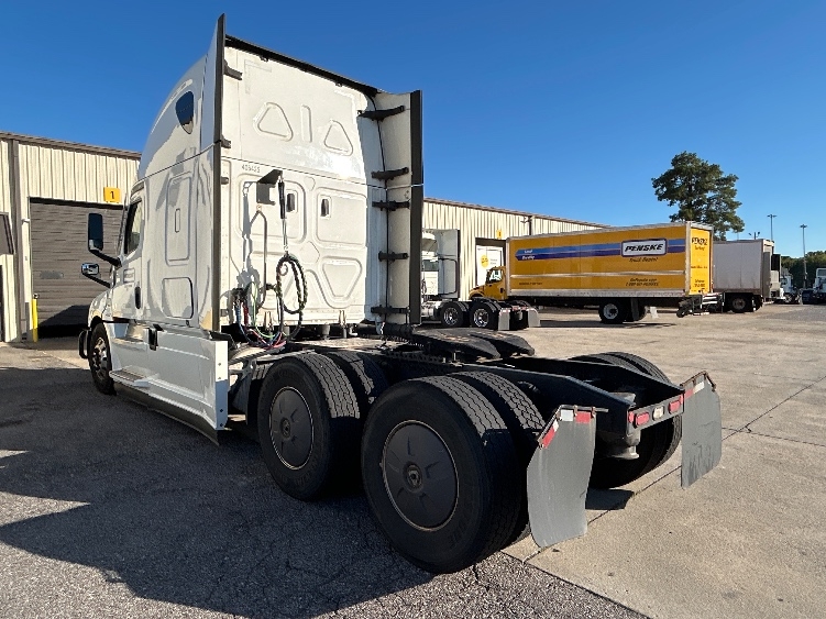 2022 Freightliner Cascadia in Oakwood Village, OH — photo 5