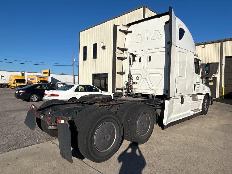 2022 Freightliner Cascadia in Oakwood Village, OH — photo 7