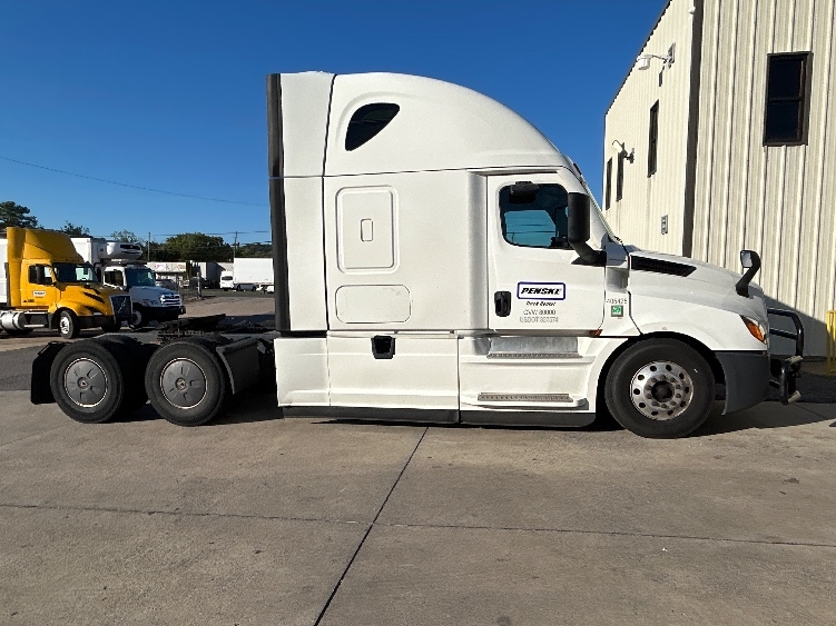 2022 Freightliner Cascadia in Oakwood Village, OH — photo 8