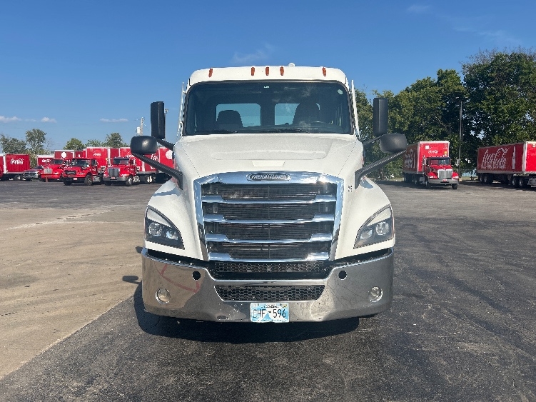 2022 Freightliner Cascadia in Tulsa, OK — photo 2