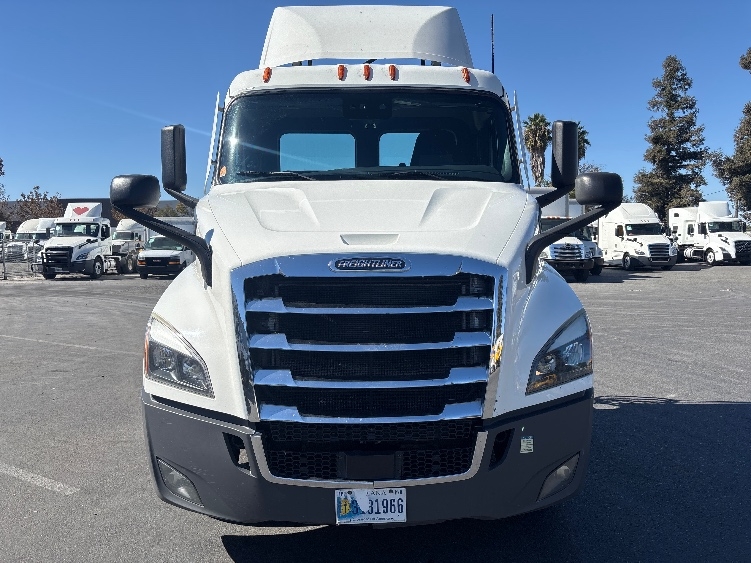 2022 Freightliner Cascadia in West Sacramento, CA — photo 2