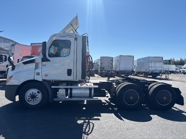2022 Freightliner Cascadia in West Sacramento, CA — photo 4