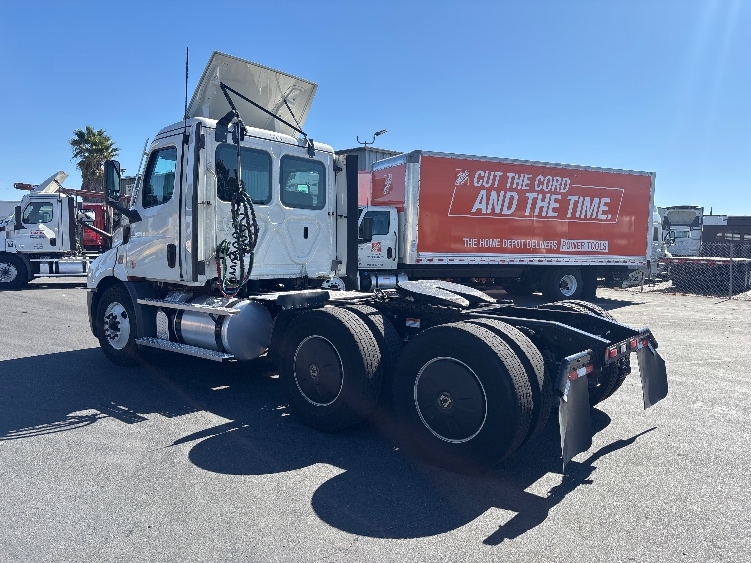 2022 Freightliner Cascadia in West Sacramento, CA — photo 5