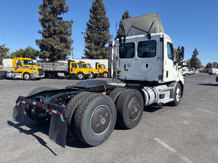 2022 Freightliner Cascadia in West Sacramento, CA — photo 7