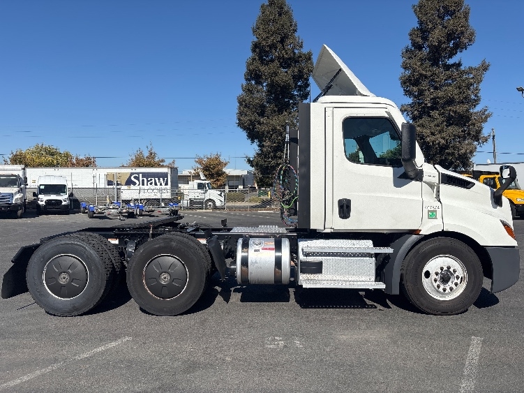 2022 Freightliner Cascadia in West Sacramento, CA — photo 8