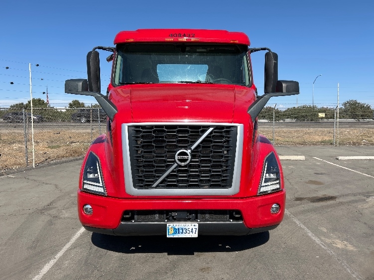 2022 Volvo VNR 640 in Fresno, CA — photo 2