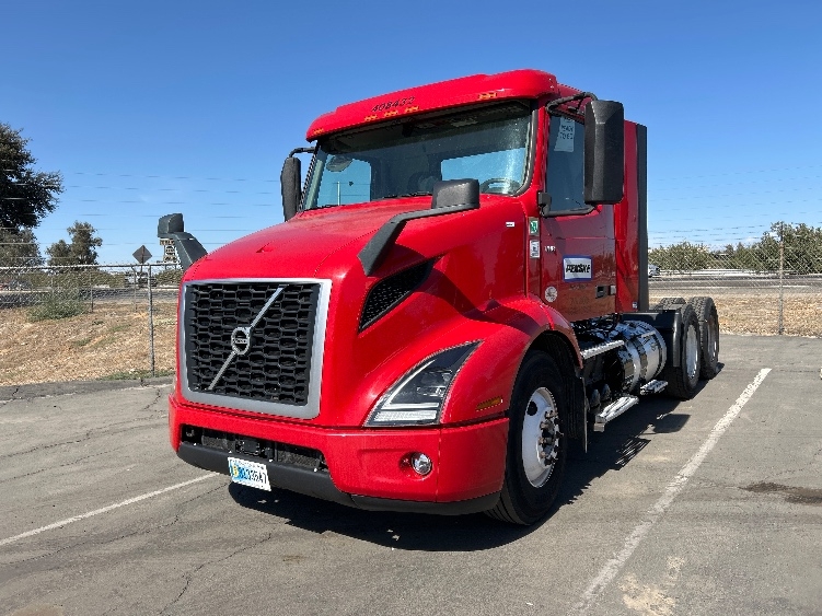 2022 Volvo VNR 640 in Fresno, CA — photo 3