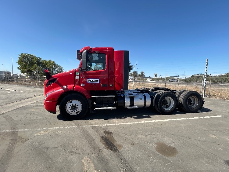 2022 Volvo VNR 640 in Fresno, CA — photo 4