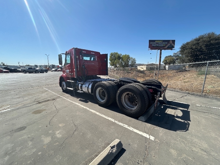 2022 Volvo VNR 640 in Fresno, CA — photo 5