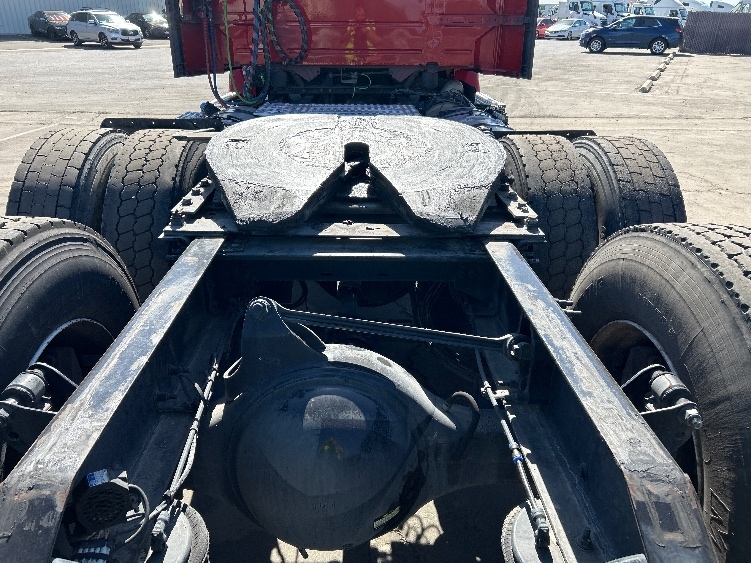 2022 Volvo VNR 640 in Fresno, CA — photo 6