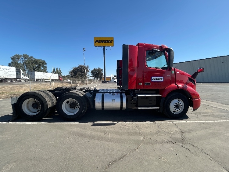 2022 Volvo VNR 640 in Fresno, CA — photo 8