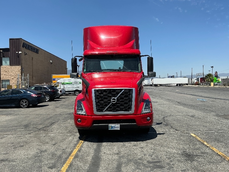2022 Volvo VNR 640 in Fresno, CA — photo 2