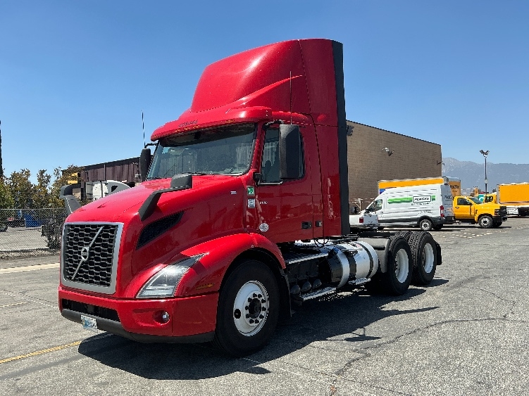 2022 Volvo VNR 640 in Fresno, CA — photo 3