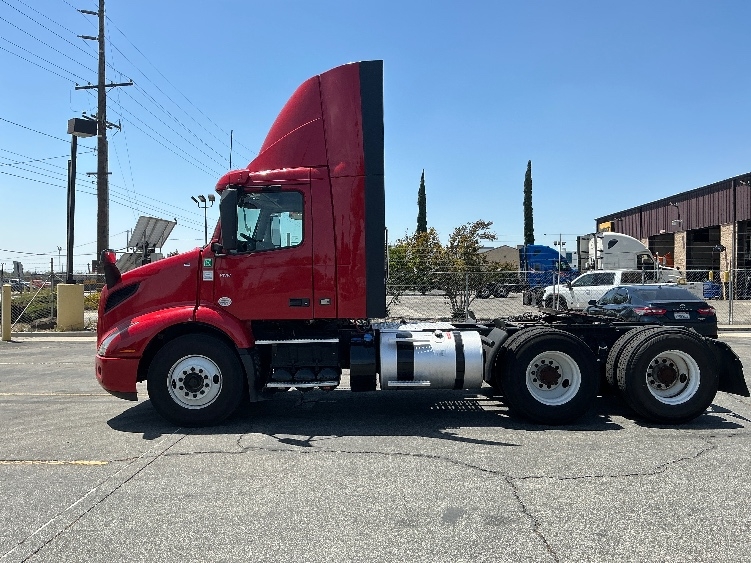 2022 Volvo VNR 640 in Fresno, CA — photo 4