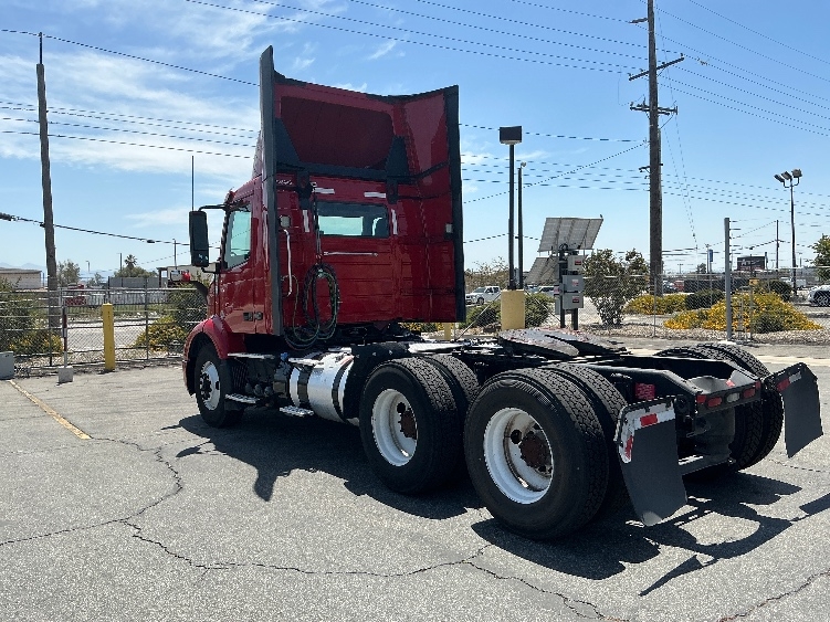 2022 Volvo VNR 640 in Fresno, CA — photo 5