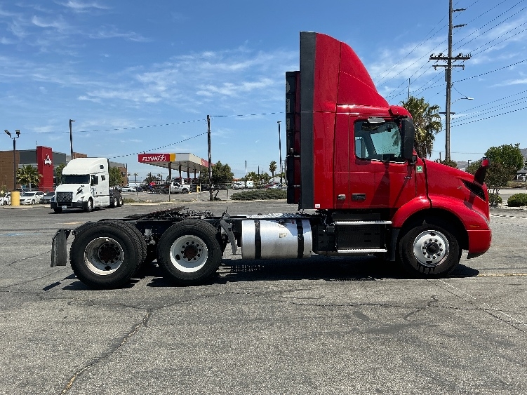 2022 Volvo VNR 640 in Fresno, CA — photo 8
