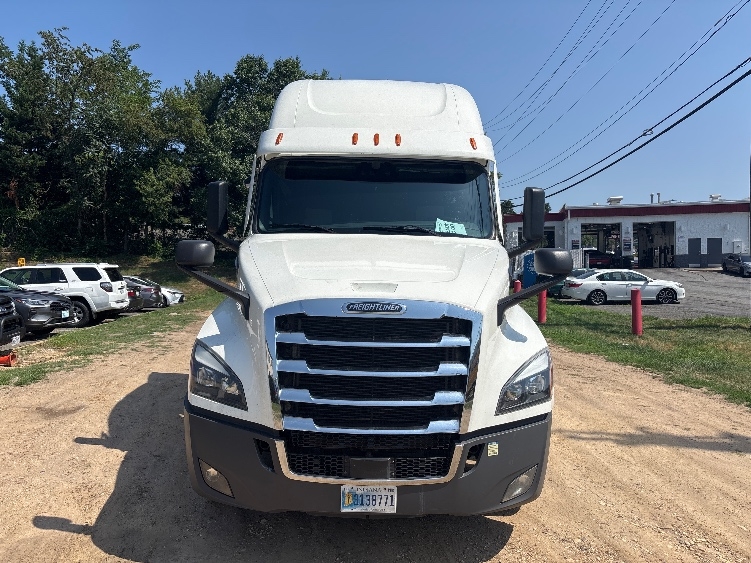 2022 Freightliner Cascadia in Capitol Heights, MD — photo 2