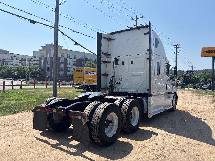 2022 Freightliner Cascadia in Capitol Heights, MD — photo 7