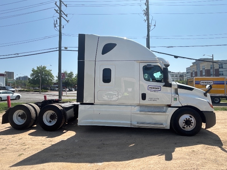 2022 Freightliner Cascadia in Capitol Heights, MD — photo 8