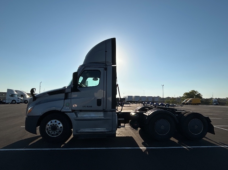 2022 Freightliner Cascadia in Wichita, KS — photo 4