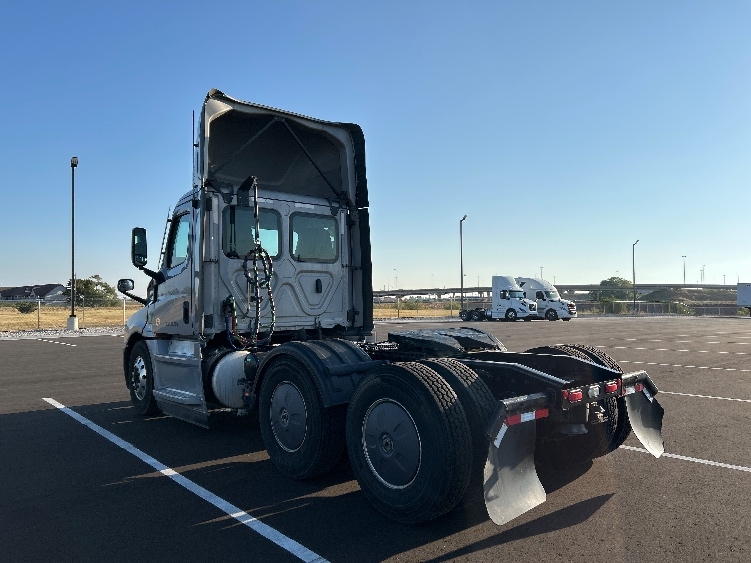 2022 Freightliner Cascadia in Wichita, KS — photo 5
