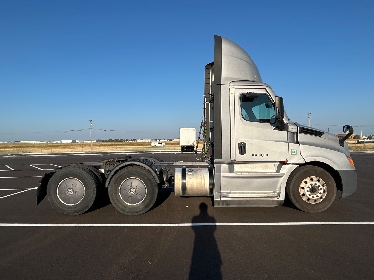 2022 Freightliner Cascadia in Wichita, KS — photo 8