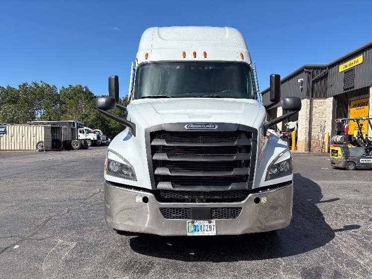 2022 Freightliner Cascadia in Jessup, PA — photo 2