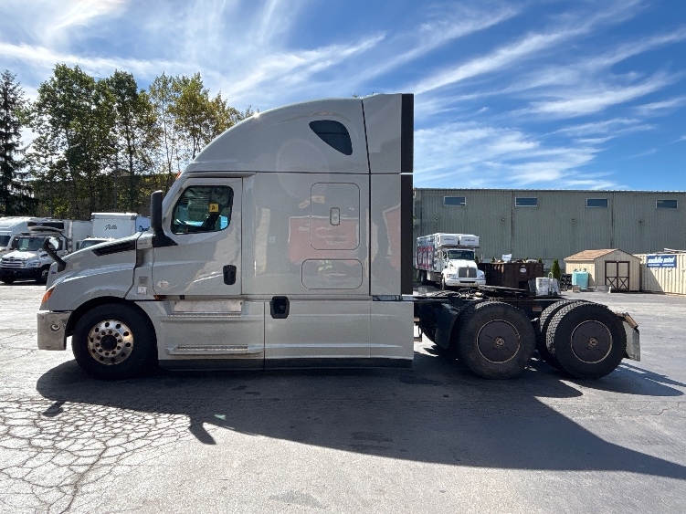 2022 Freightliner Cascadia in Jessup, PA — photo 4