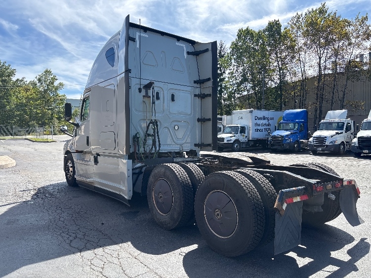 2022 Freightliner Cascadia in Jessup, PA — photo 5