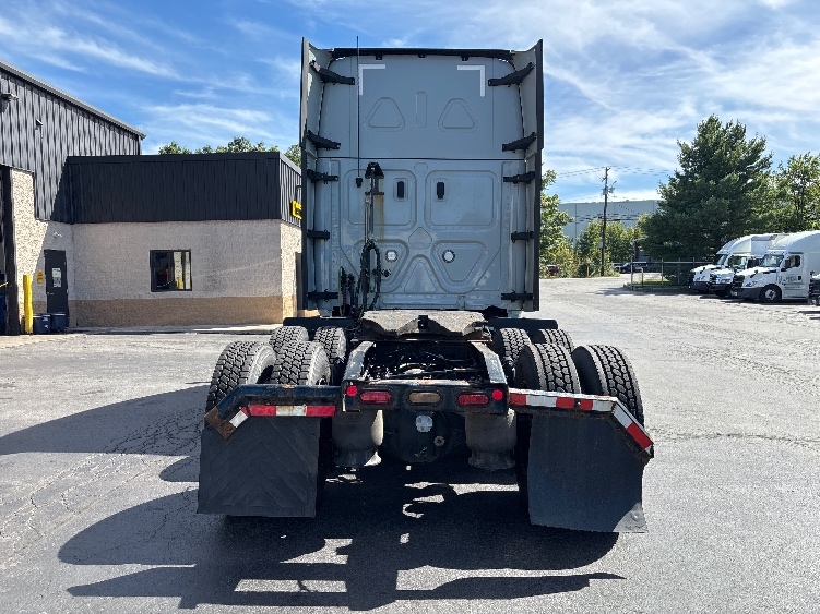 2022 Freightliner Cascadia in Jessup, PA — photo 6
