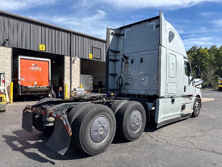 2022 Freightliner Cascadia in Jessup, PA — photo 7
