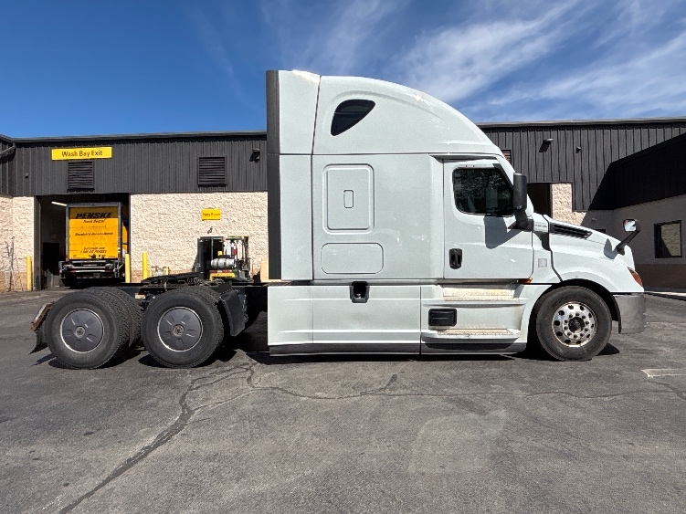 2022 Freightliner Cascadia in Jessup, PA — photo 8