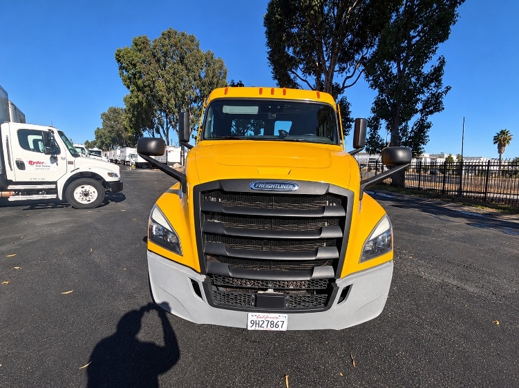 2022 Freightliner Cascadia in Torrance, CA — photo 2