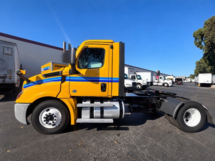2022 Freightliner Cascadia in Torrance, CA — photo 4