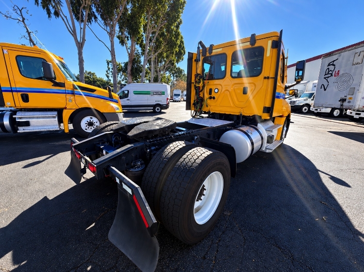2022 Freightliner Cascadia in Torrance, CA — photo 7