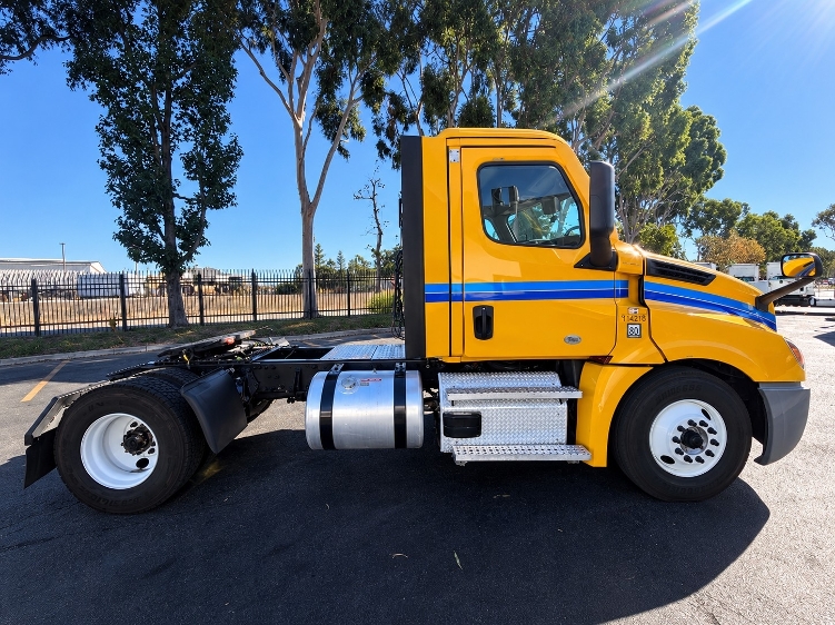 2022 Freightliner Cascadia in Torrance, CA — photo 8