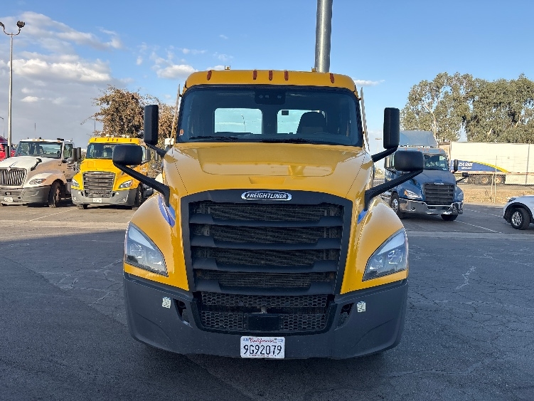 2022 Freightliner Cascadia in Fresno, CA — photo 2