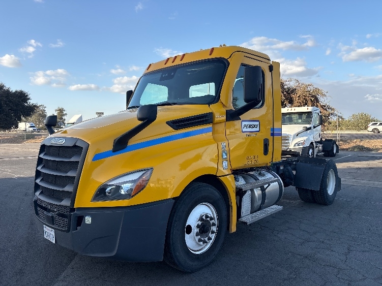 2022 Freightliner Cascadia in Fresno, CA — photo 3