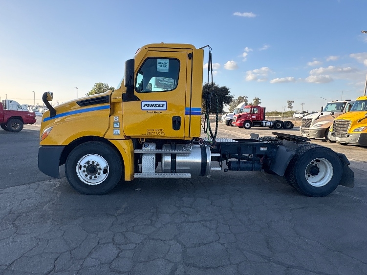2022 Freightliner Cascadia in Fresno, CA — photo 4