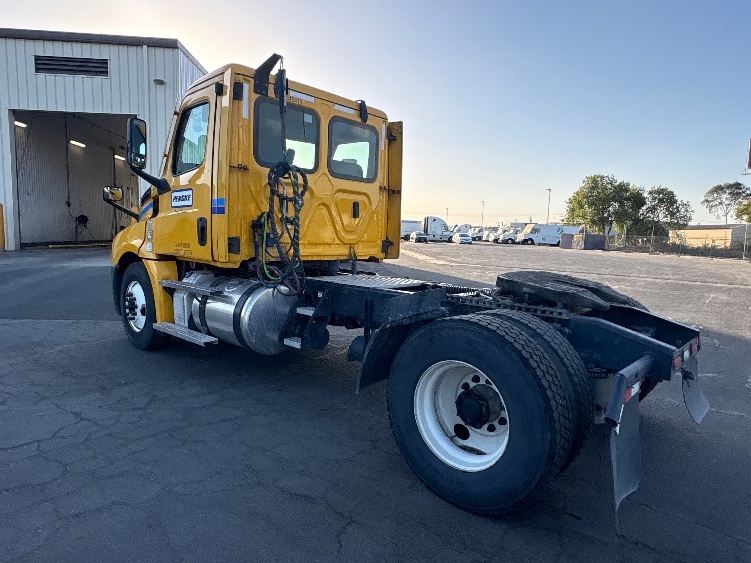 2022 Freightliner Cascadia in Fresno, CA — photo 5