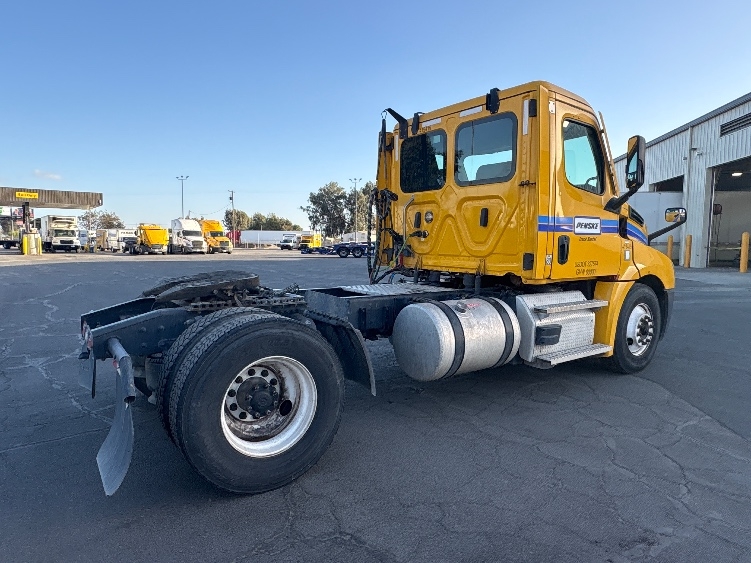 2022 Freightliner Cascadia in Fresno, CA — photo 7