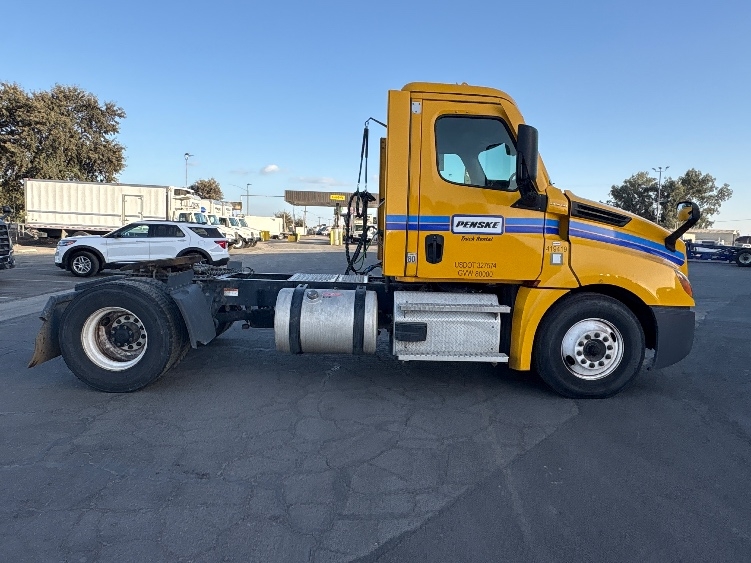 2022 Freightliner Cascadia in Fresno, CA — photo 8