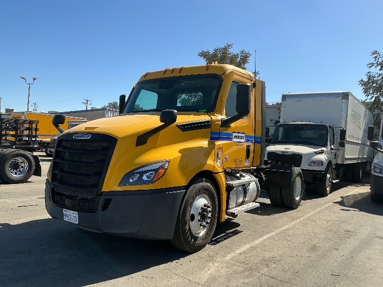 2022 Freightliner Cascadia in Fresno, CA — photo 3