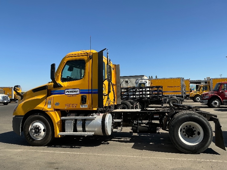 2022 Freightliner Cascadia in Fresno, CA — photo 4