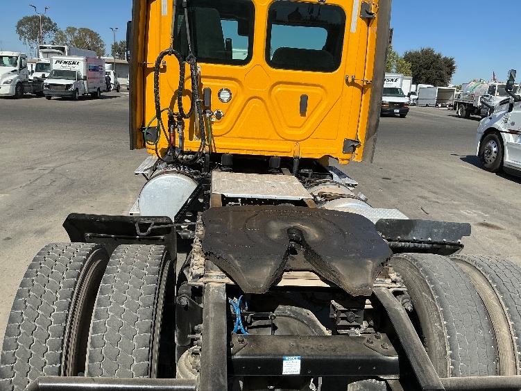 2022 Freightliner Cascadia in Fresno, CA — photo 6